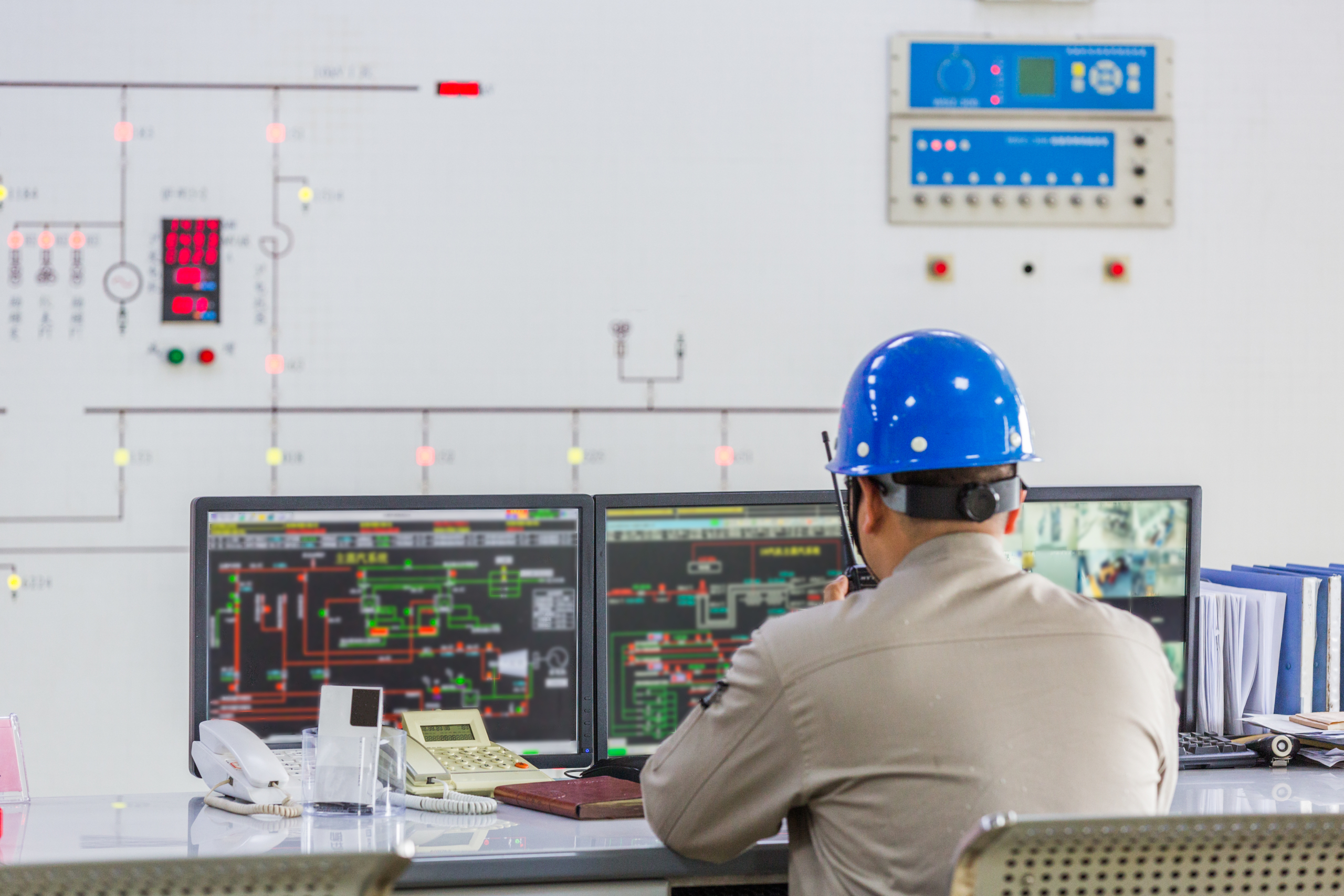 AI predictive maintenance monitoring equipment to prevent downtime and reduce repair costs